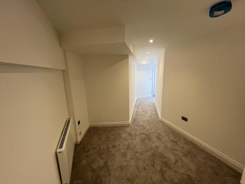 Lot: 14 - TOWN CENTRE FULLY REFURBISHED FIRST FLOOR FLAT - General view of the entrance hallway/study on ground floor